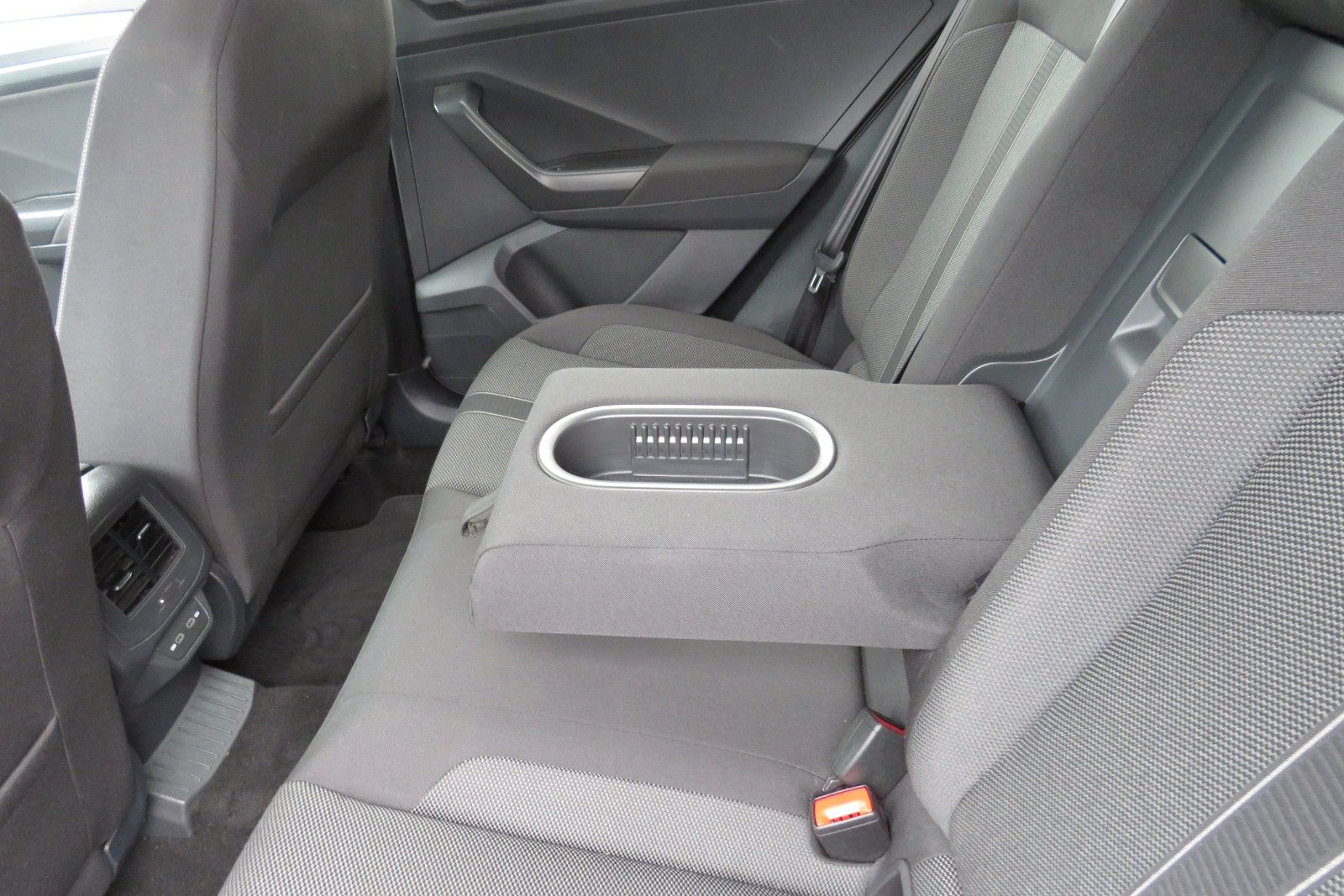 Fahrzeugabbildung Volkswagen T-Roc Life NAVI ACC SITZH. LED APP-CON. 1.H