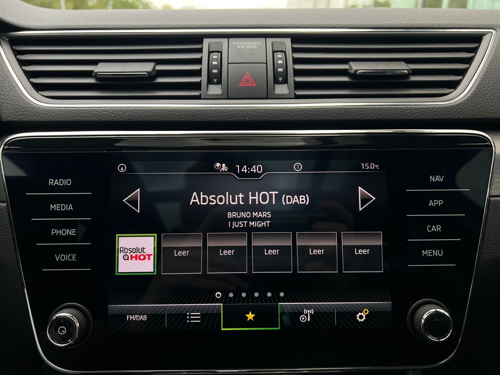 Fahrzeugabbildung SKODA Superb Combi Style 2.0 TDI DSG *AHK,LED,Pano,ACC