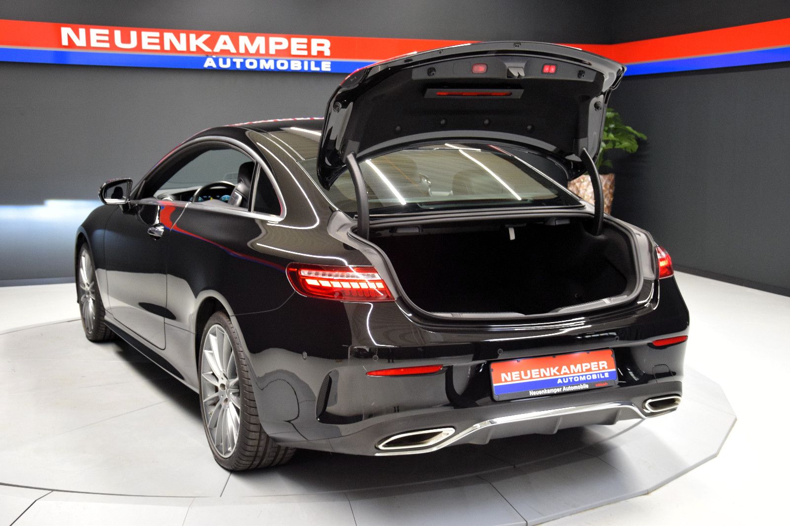 Fahrzeugabbildung Mercedes-Benz E200 4Matic Coupé AMG 360°Burmester 20"Multibeam