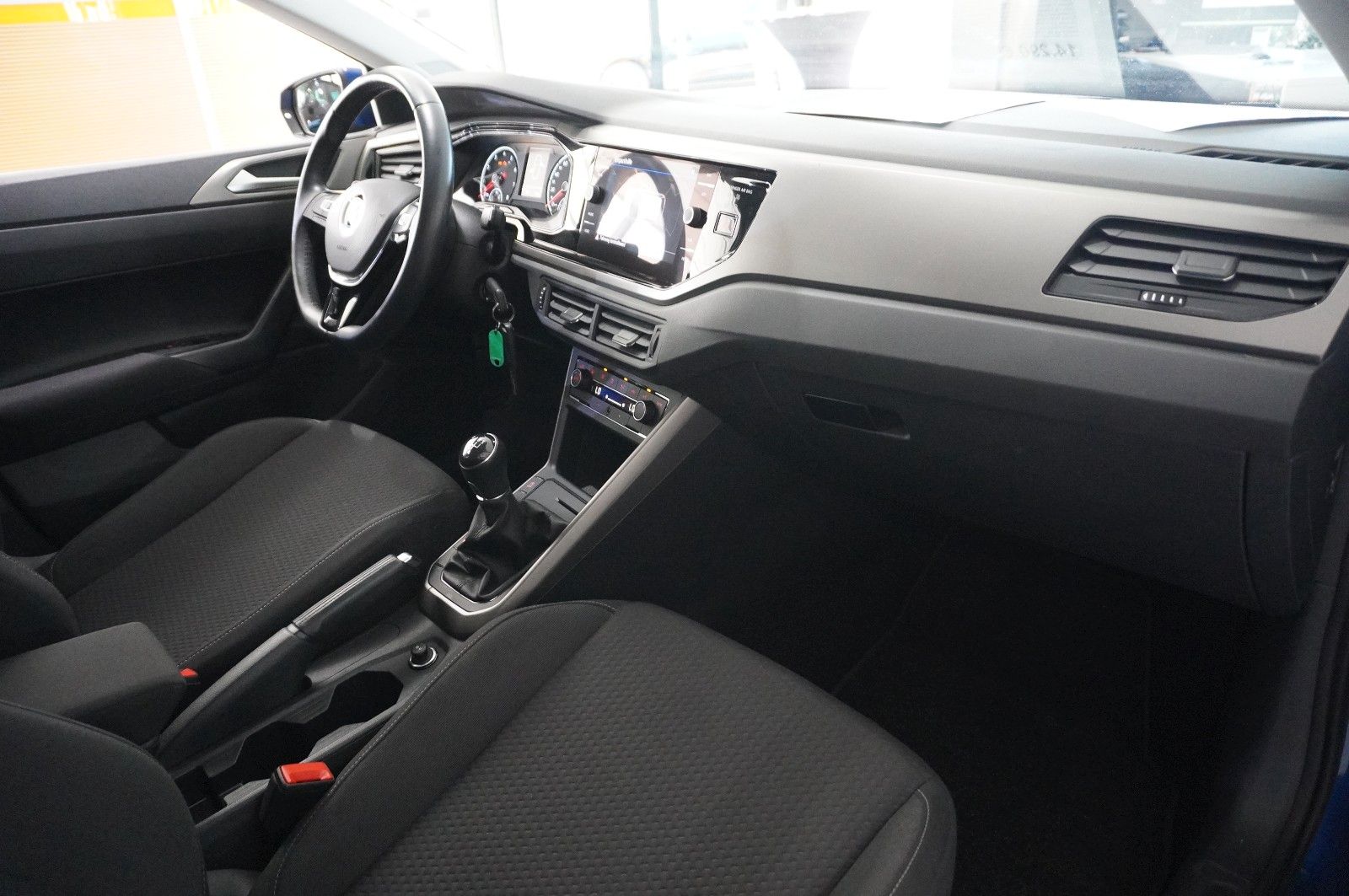 Fahrzeugabbildung Volkswagen Polo VI 1.0 TSI COMFORTLINE NAVI/LED/KAMERA/DAB+