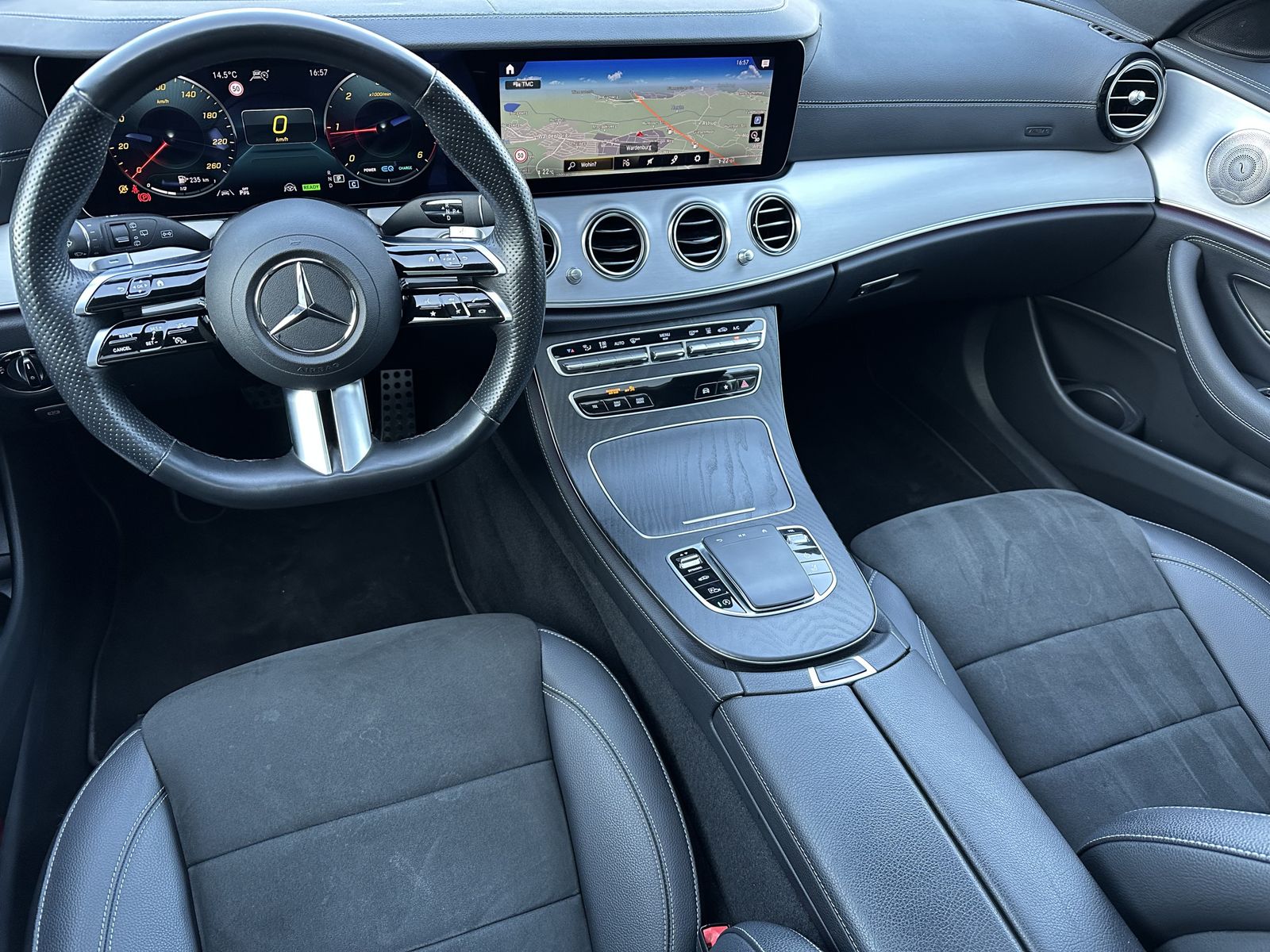 Fahrzeugabbildung Mercedes-Benz E 220d T AMG-Line NAV+LED+AHK+HUD+PANO+BURMESTER