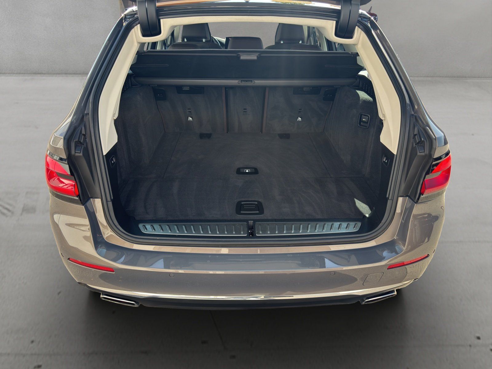 Fahrzeugabbildung BMW 530 d xDrive Luxury Line/KAMERA/ACC/HUD/H&K/