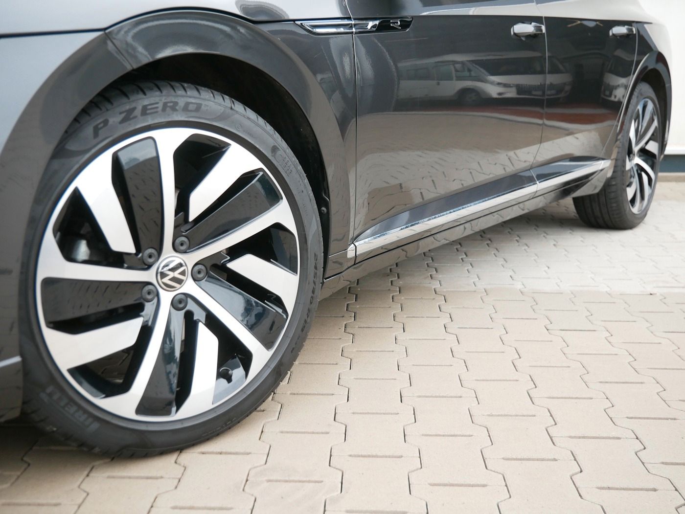 Fahrzeugabbildung Volkswagen Arteon SB 2.0 R-Line DSG AHK MATRIX NAVI SHZ ALU