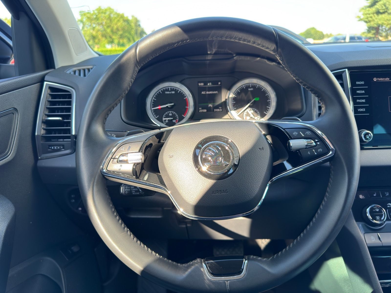 Fahrzeugabbildung SKODA Karoq 1.5 TSI DSG*AHK*RFK*ACC*eHeck
