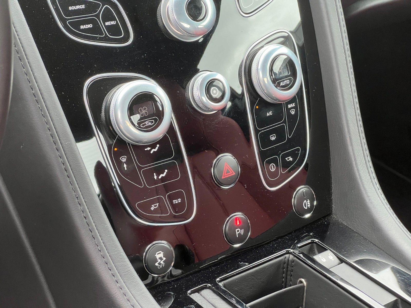 Fahrzeugabbildung Aston Martin V8 Vantage Coupe*RFK nur 18TKM*wie NEU