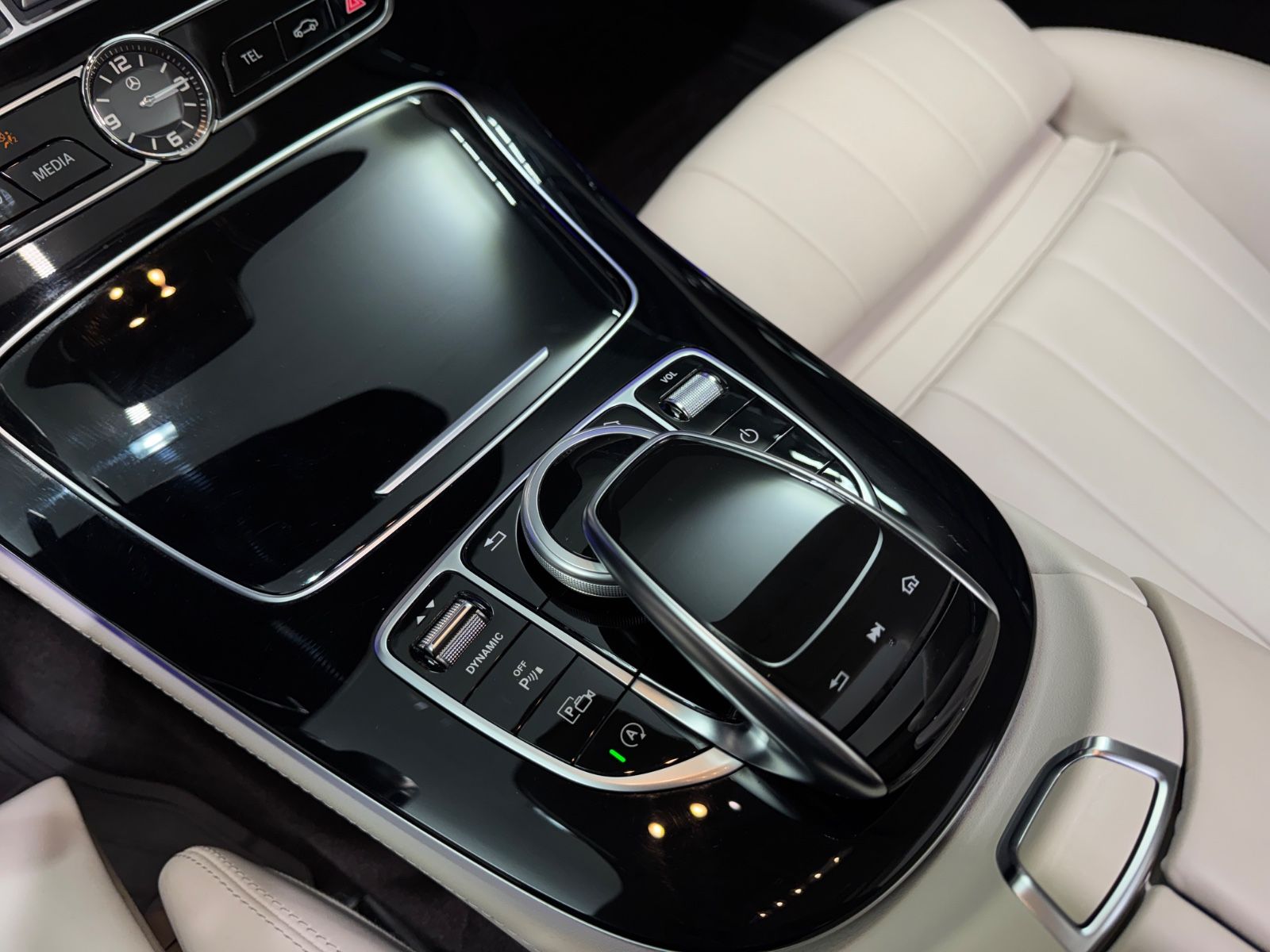 Fahrzeugabbildung Mercedes-Benz E 300 Coupe|AMG-LINE|WIDE-SCREEN|PANO|DESIGNO|