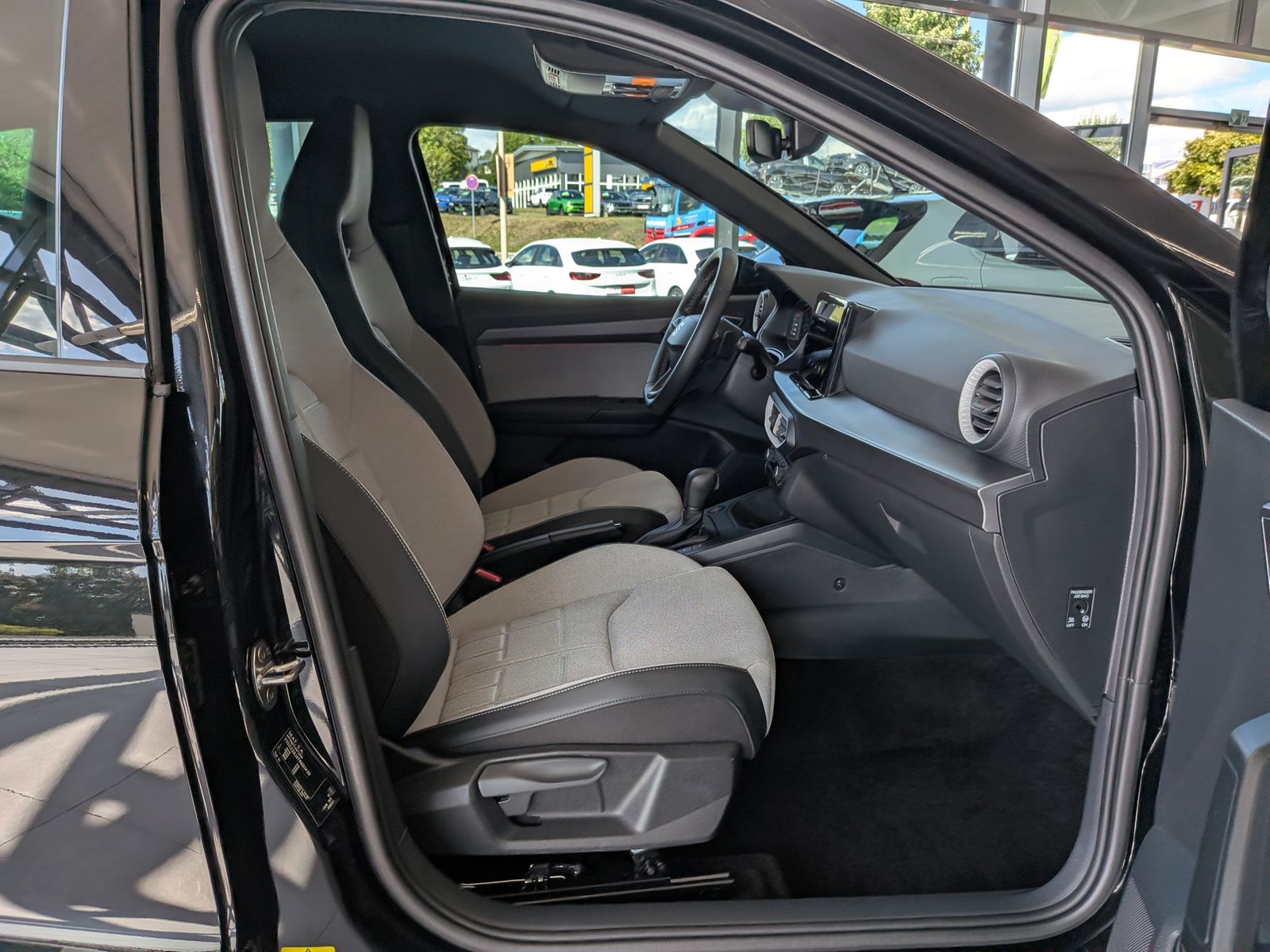 Fahrzeugabbildung SEAT Arona 1.5 TSI FR Black Editio ACC KAMERA LED 18"