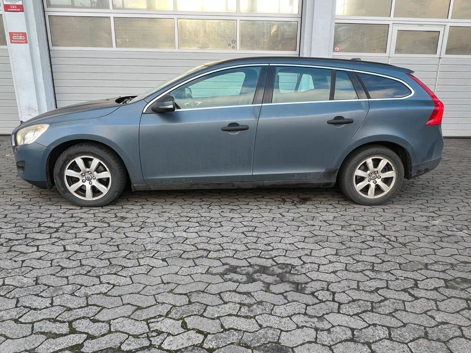 Fahrzeugabbildung Volvo V60 Kombi Momentum T.leder,Navi,Xenon,SH,PDC,AHK