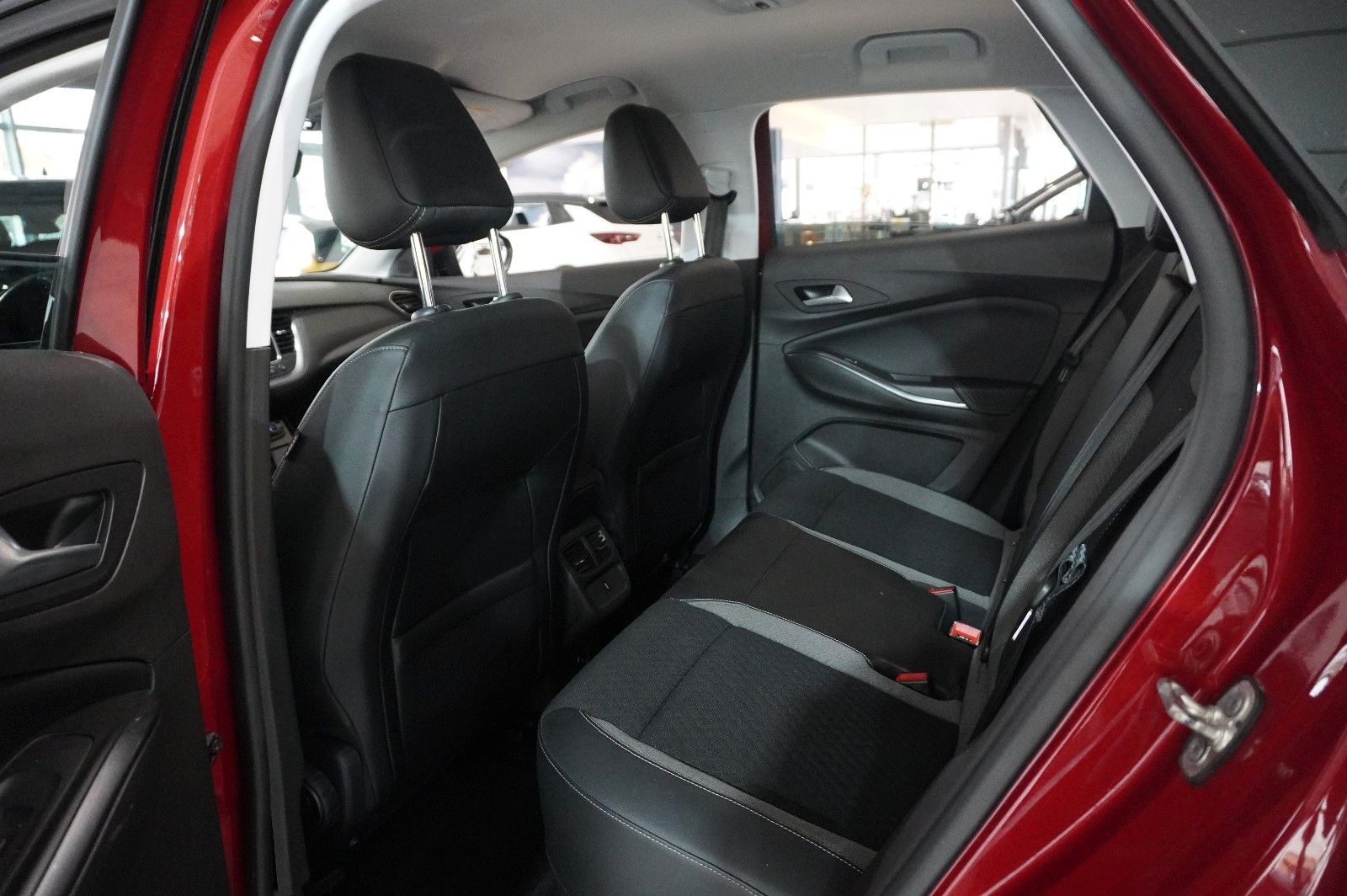 Fahrzeugabbildung Opel Grandland (X) 1.6 ELEGANCE HYBRID NAVI/SH/KAMERA