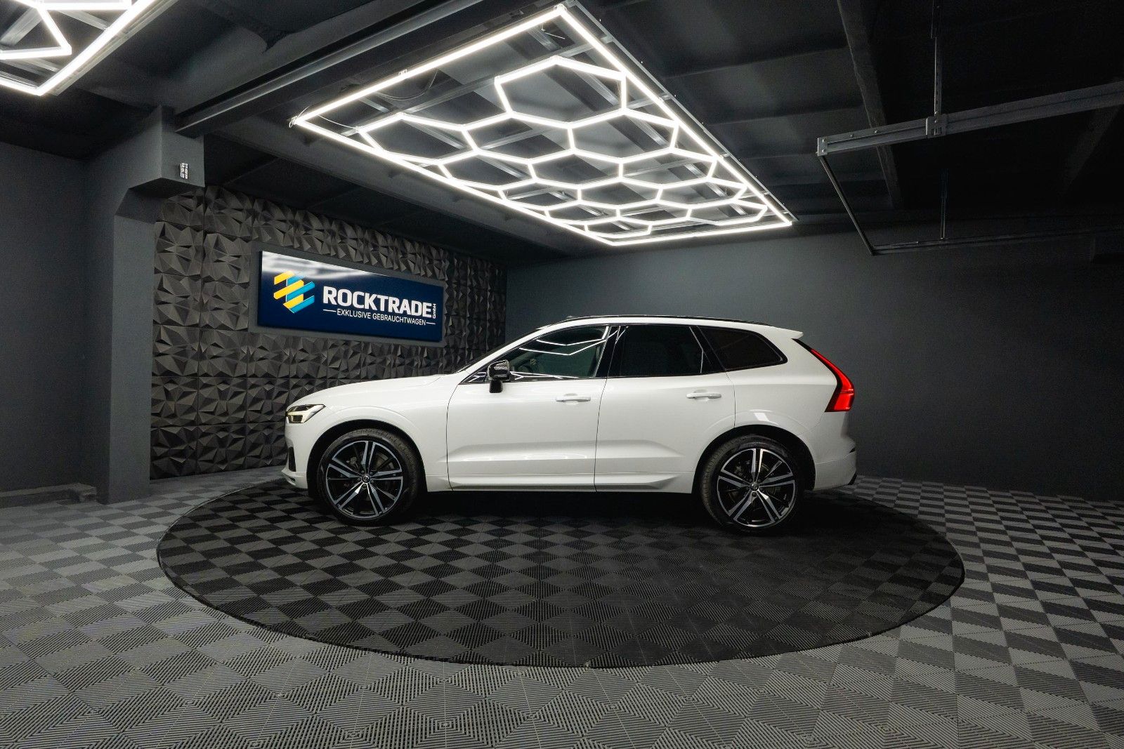 Fahrzeugabbildung Volvo XC60 R Design AWD | ACC | Pano | B&W | LED | 21`