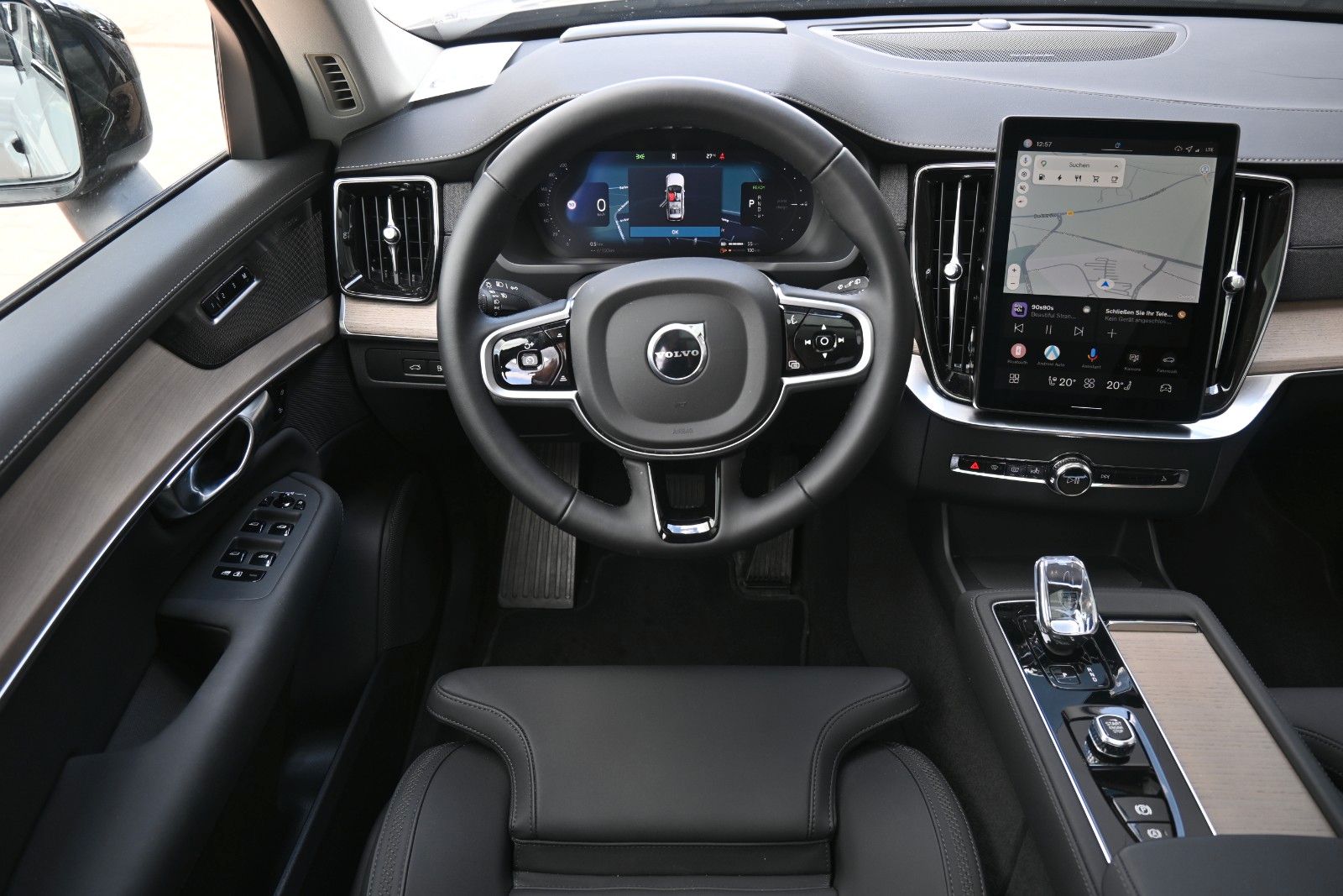Fahrzeugabbildung Volvo XC90 T8 AWD Plus Dark*PANO*360°*HuD*H&K*ACC