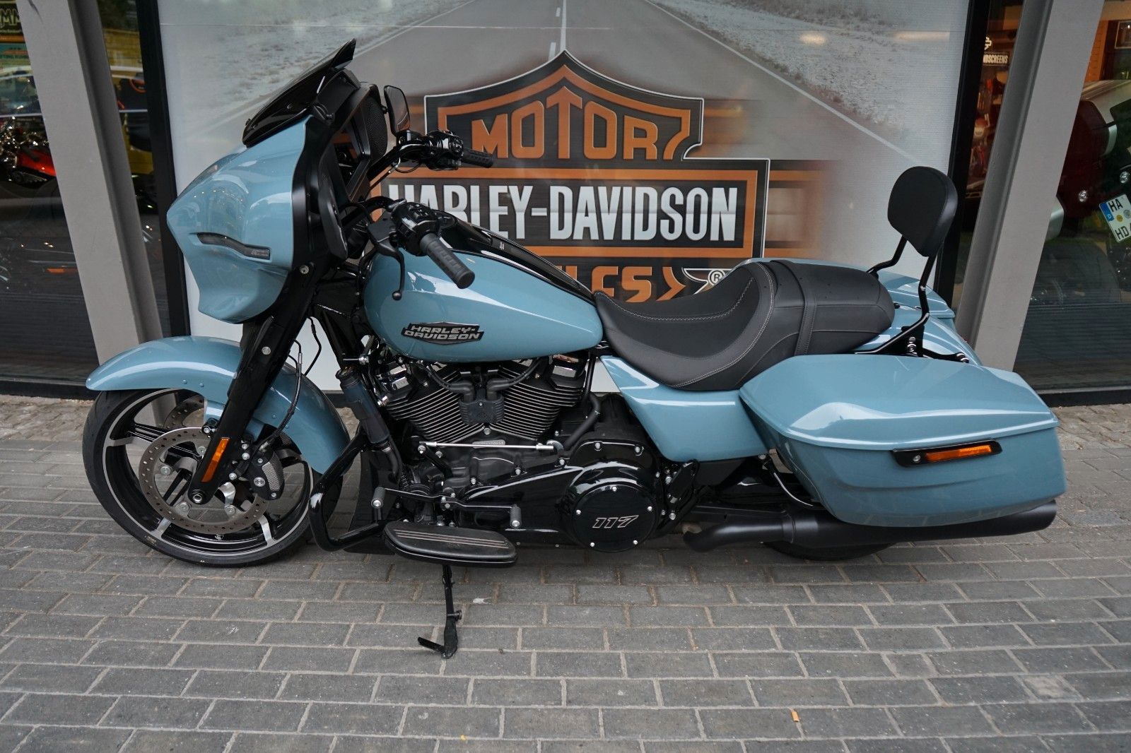 Fahrzeugabbildung Harley-Davidson Street Glide FLHX Black Finish mit Sissy Bar
