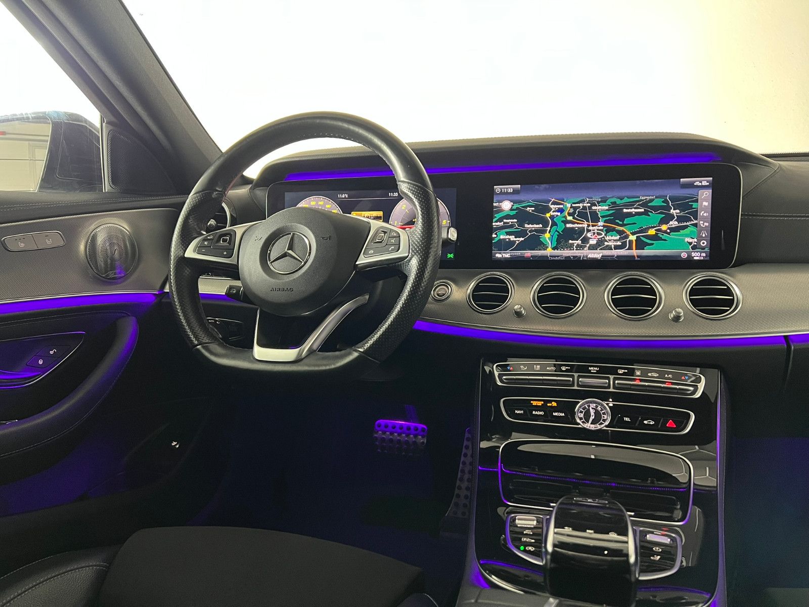 Fahrzeugabbildung Mercedes-Benz E 220 d AMG-LINE/PANO/BURMESTER/DISTRONIC PLUS