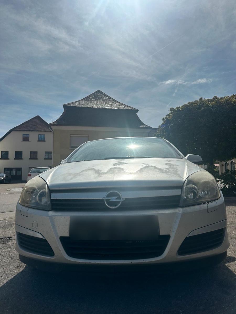 Opel Astra 2005 — rear view