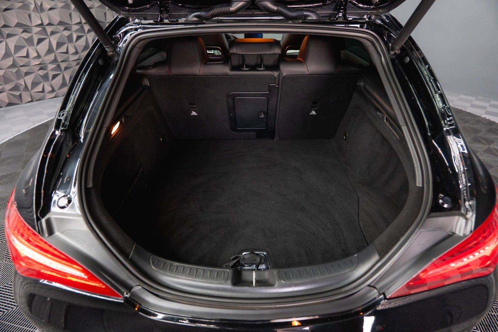 Fahrzeugabbildung Mercedes-Benz CLA 45 AMG 4Matic Performance Night *Pano*LED*