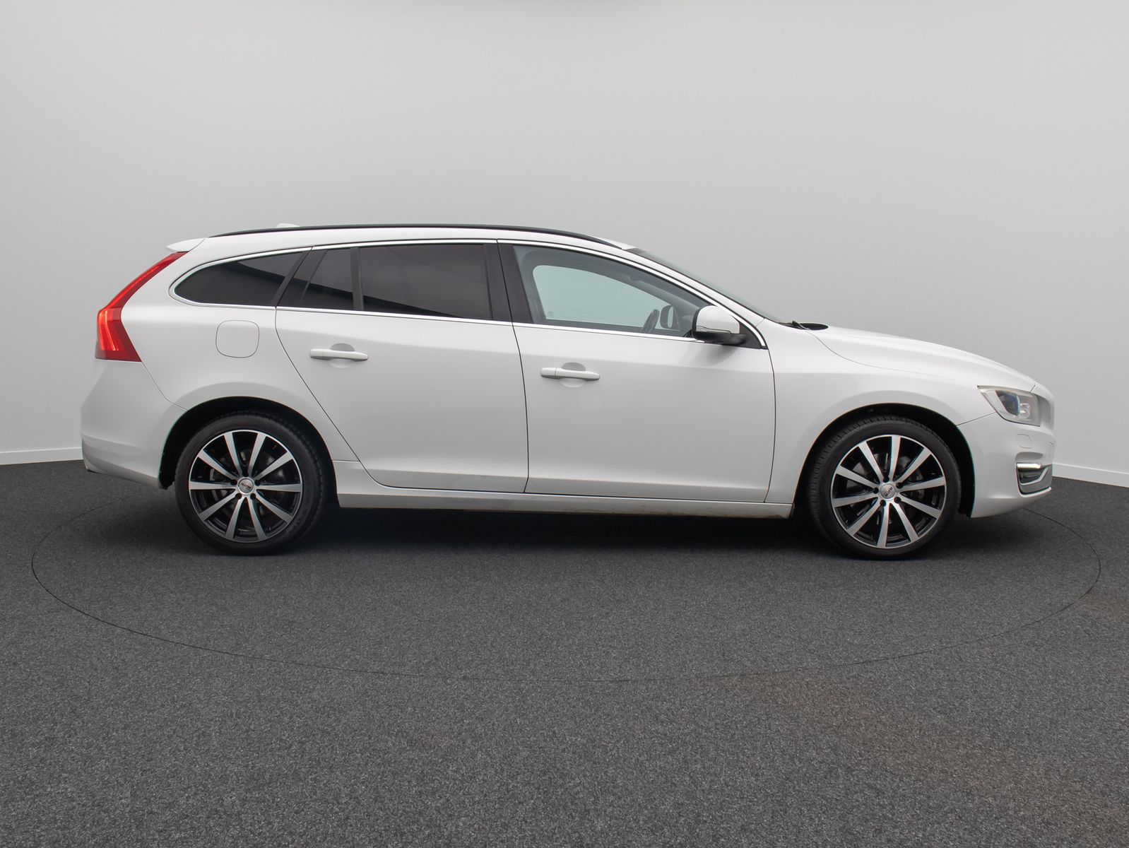 Fahrzeugabbildung Volvo V60 Summum AWD Kamera ACC GSD Memory TotwinkelAs