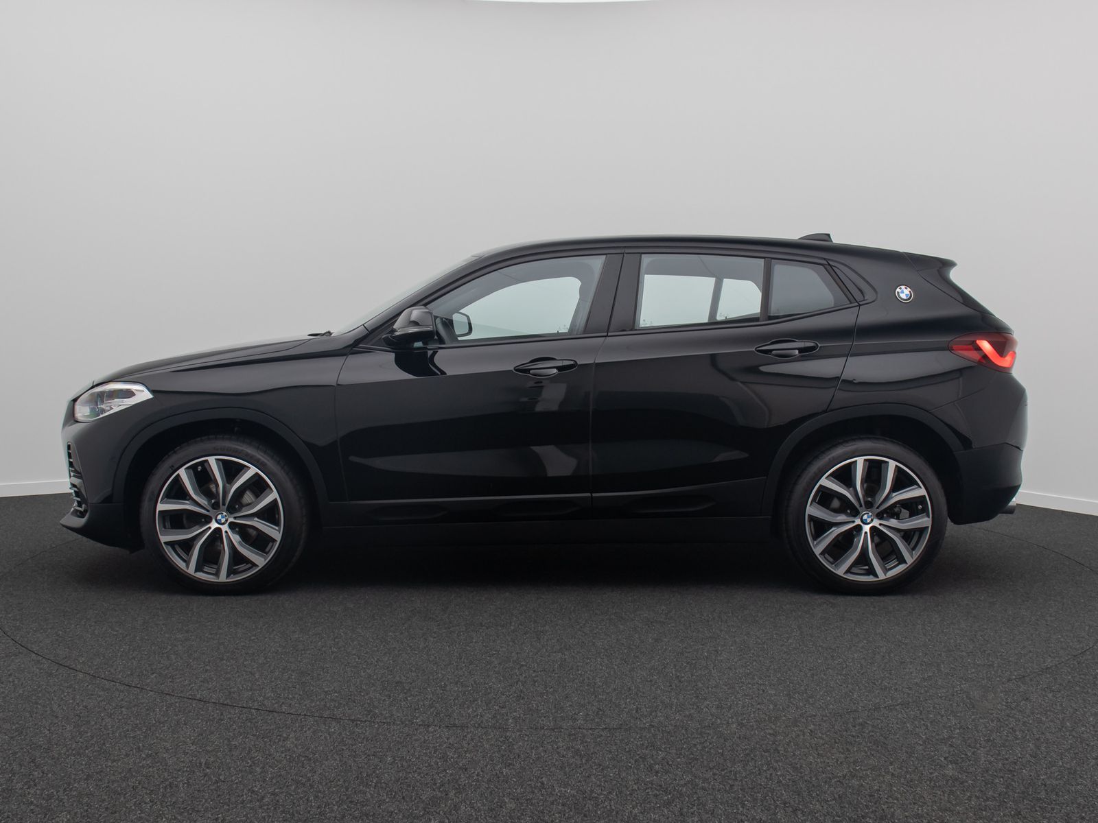 Fahrzeugabbildung BMW X2 sD18i AdvantagePlus HiFi DAB Sportsitz 19Zoll