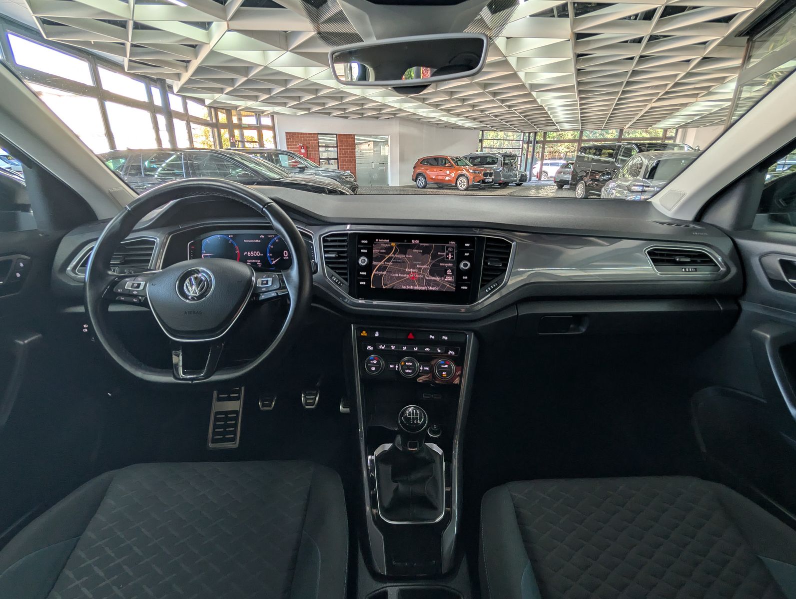 Fahrzeugabbildung Volkswagen T-Roc 1.6 TDI IQ.DRIVE ACC LED KAM SHZ AHK VIRT