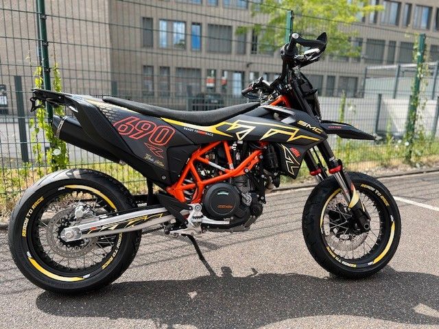 KTM 690 SMC R  2024 "KÖSTLER FULL BLACK EDITION LED"