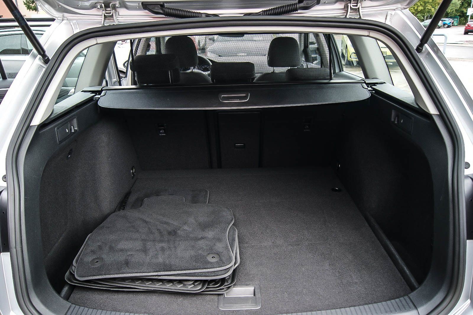 Fahrzeugabbildung Volkswagen Golf VII Variant Comfortline LED ACC SIHZG 1HAND