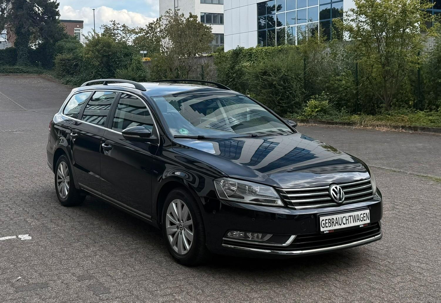 Volkswagen Passat 2012 — rear view