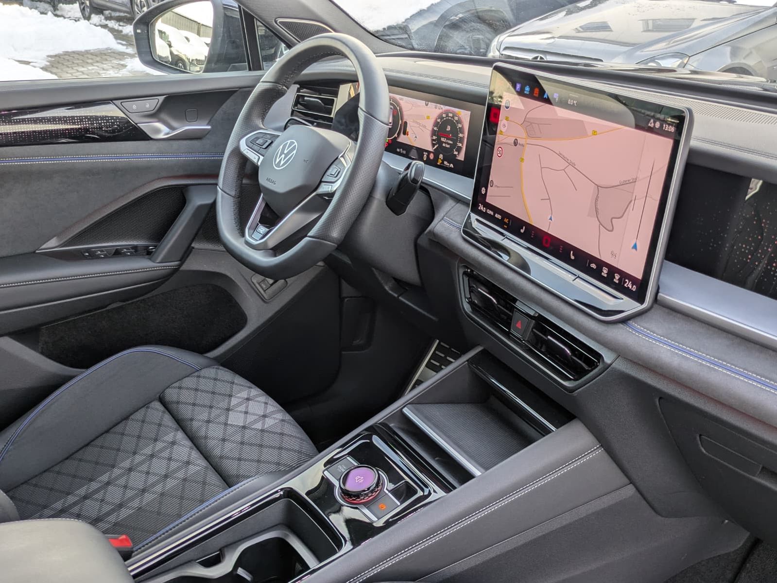 Fahrzeugabbildung Volkswagen Tayron 2.0 TDI 4M R-Line 7Si*MATRIX*AHK*PANO*HUD