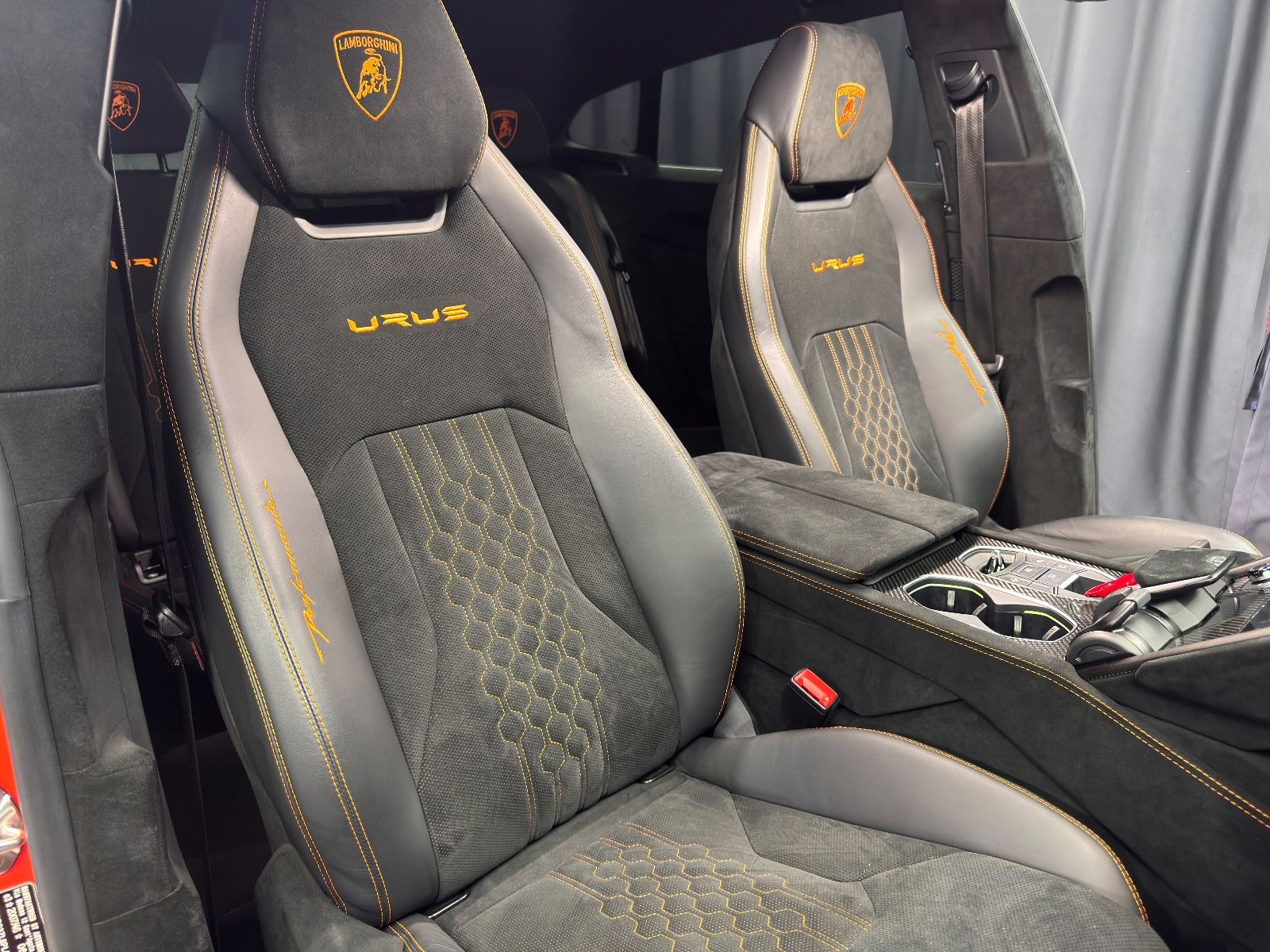 Fahrzeugabbildung Lamborghini Urus Performante|FULL-CARBON|AKRAPOVIC|MASSAGE|