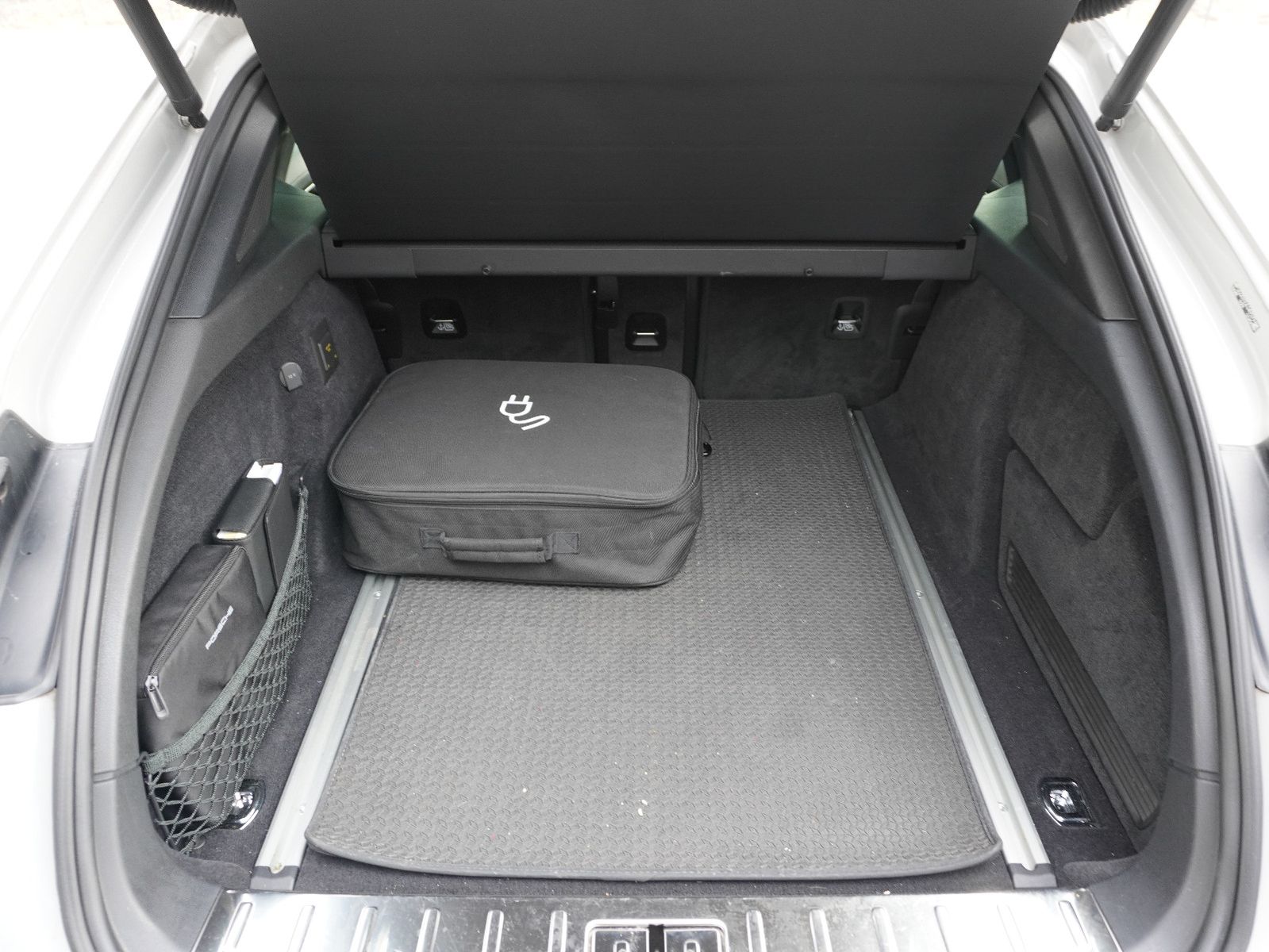 Fahrzeugabbildung Porsche Panamera Sport Turismo 4 E-Hybrid