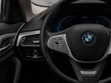 Fahrzeugabbildung BMW 530e xD Pano Kamera DAB HiFi Adapt. Fahrwerk 19"