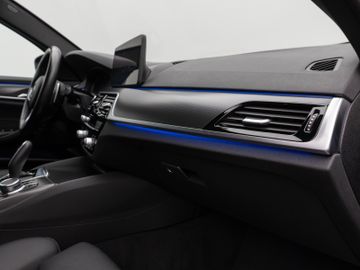 Fahrzeugabbildung BMW 520d M Sport  Kamera HUD DAB HiFi AHK DisplayKey