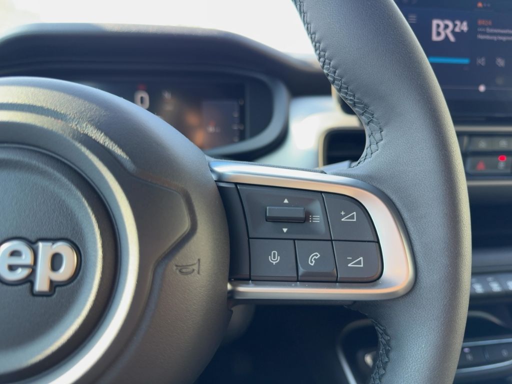 Fahrzeugabbildung Jeep Avenger e-Hybrid Altitude NAVI ALLWETTER WINTER