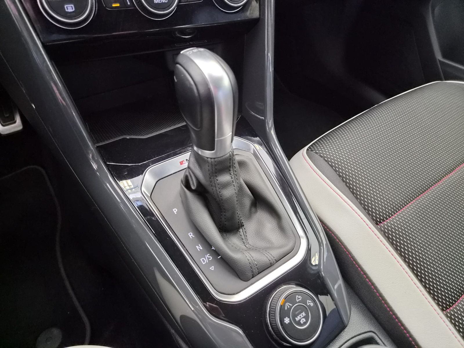 Fahrzeugabbildung Volkswagen T-Roc Sport 4Motion / LED / SCHECKHEFT