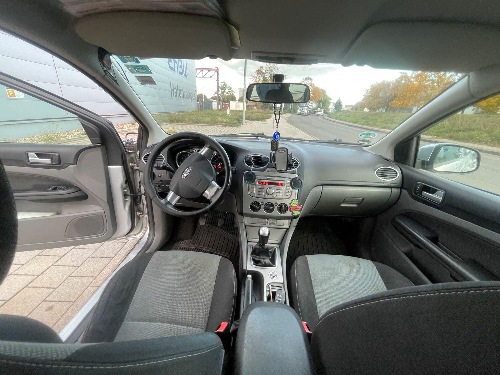 Ford Focus 2010 — photo 8