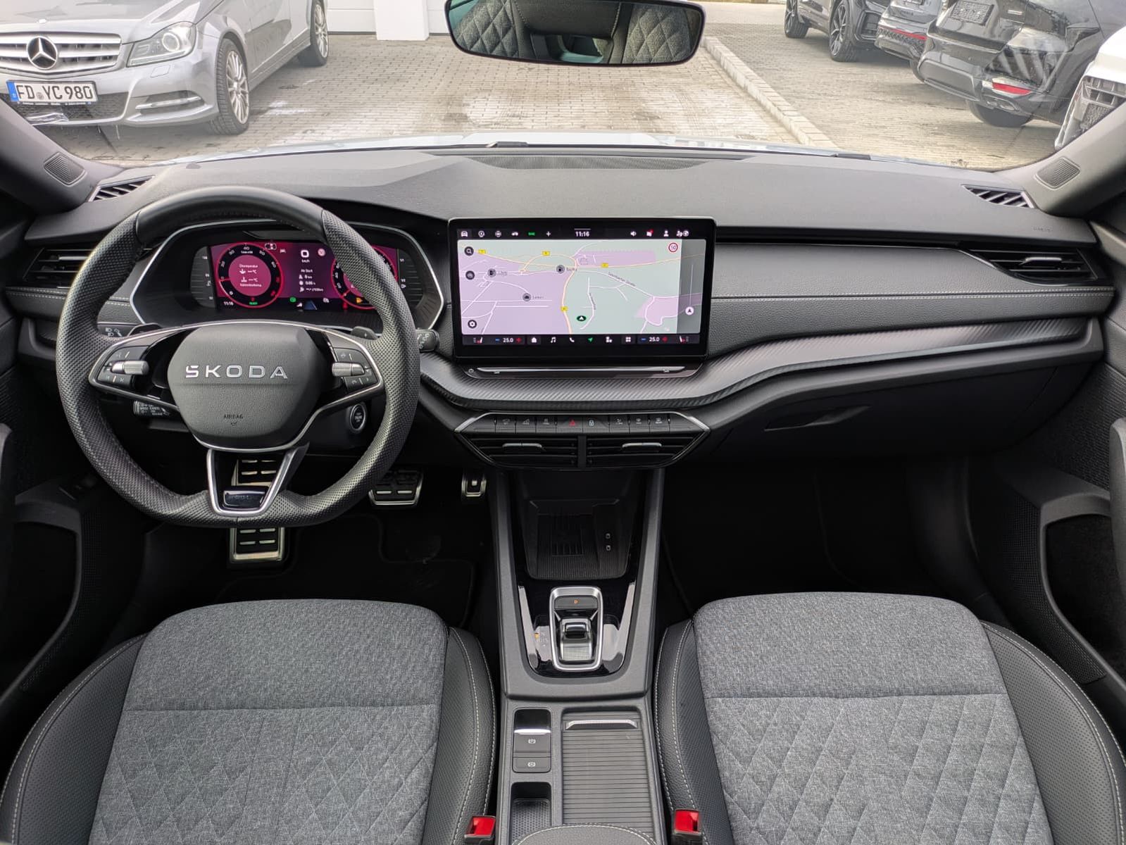 Fahrzeugabbildung SKODA Octavia 1.5 DSG Sportline PANO*MATRIX*AHK*5J.GAR