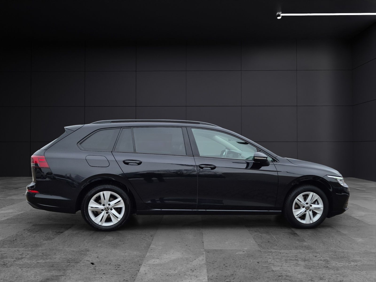 Fahrzeugabbildung Volkswagen Golf VIII Variant Life DSG LED AHK Navi AID ACC