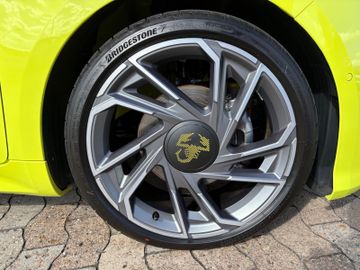 Fahrzeugabbildung Abarth 500 e Scorpionissima Navi Pano Temp JBL RFK  uvm