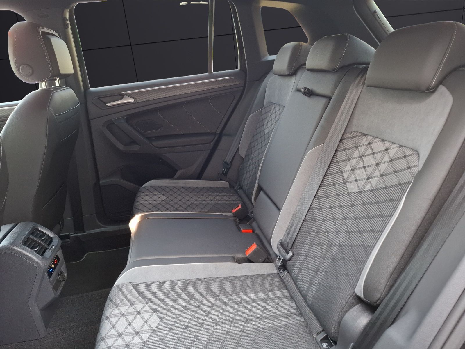 Fahrzeugabbildung Volkswagen Tiguan TDI R-Line DSG STH Matrix AHK Navi AID AC