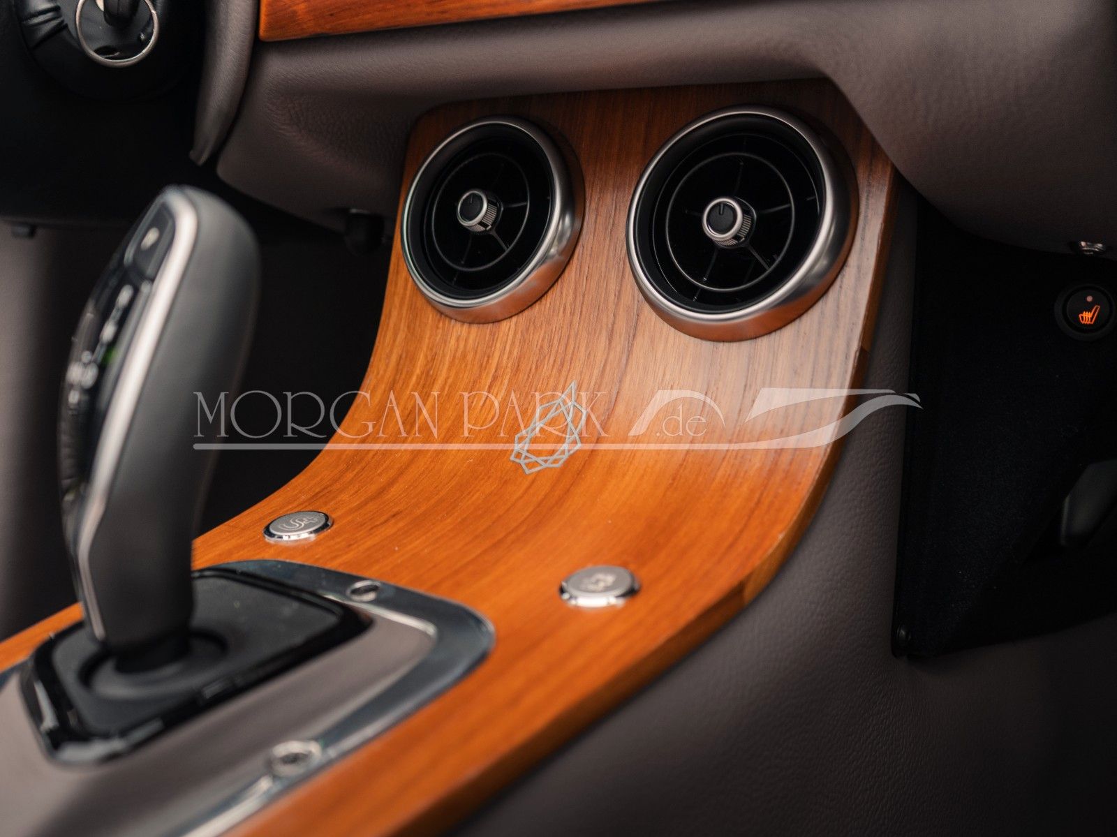 Fahrzeugabbildung Morgan Plus Six PINNACLE *1 of 30, Designo Oliv Met.*