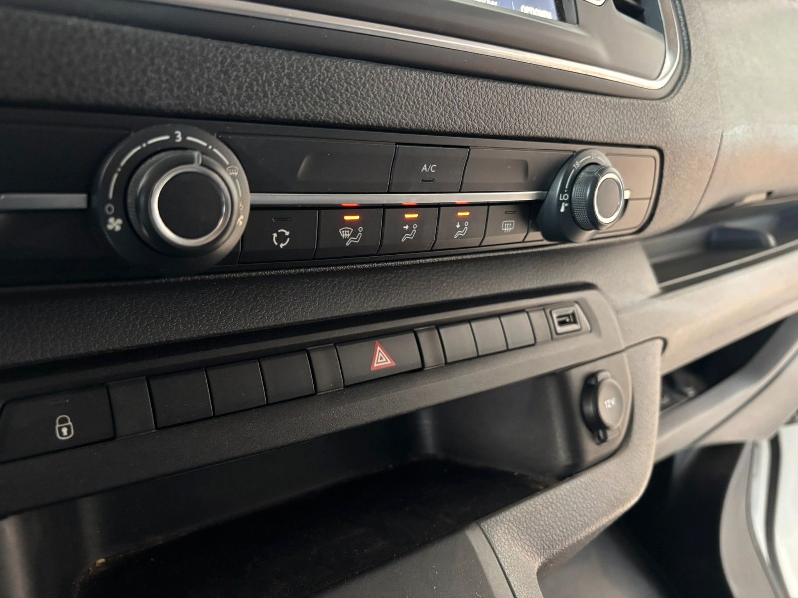 Fahrzeugabbildung Opel Vivaro Kombi M 1.5D 6-SITZER/AHK/PDC/SOLARPROTEC
