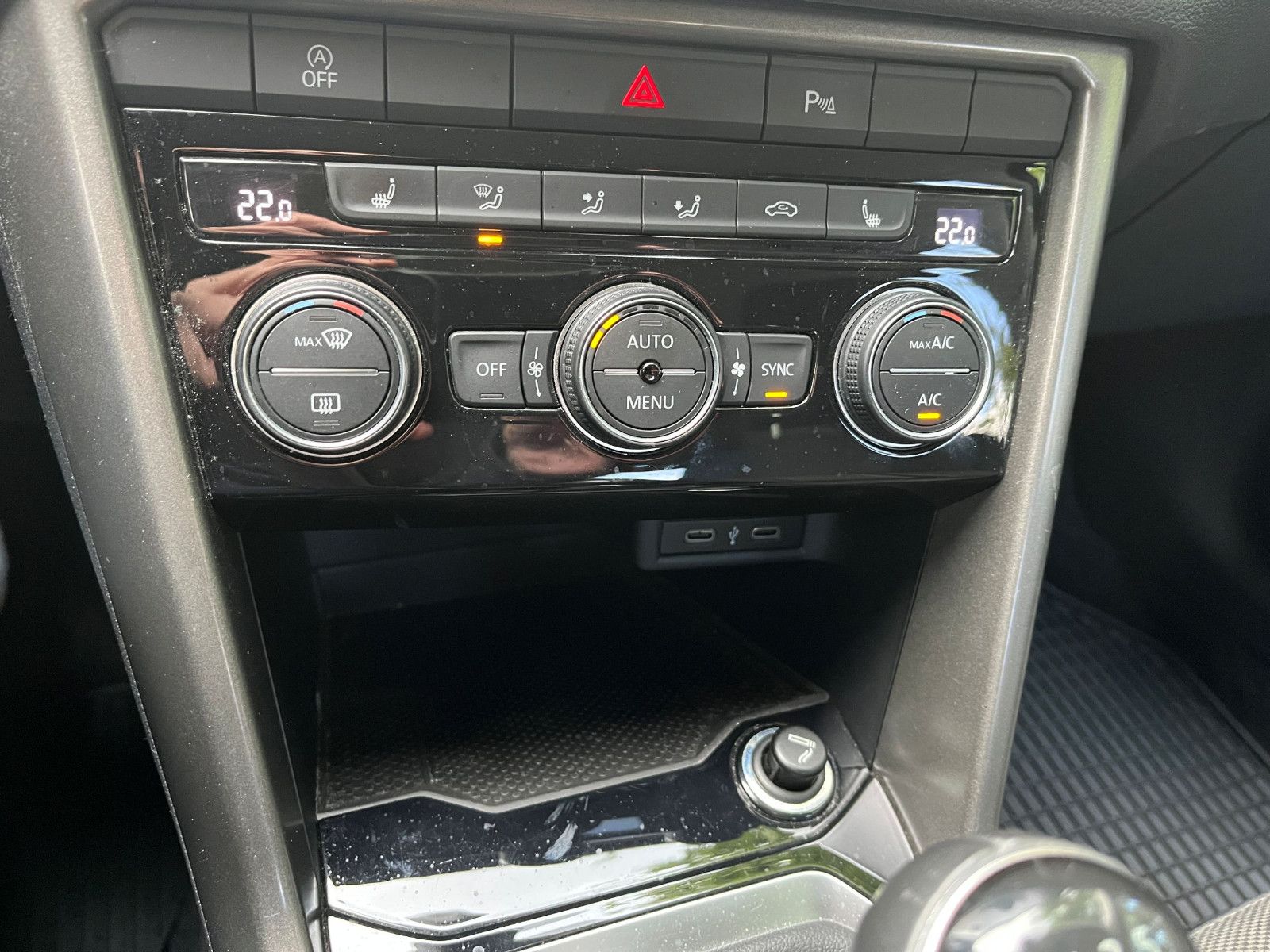 Fahrzeugabbildung Volkswagen T-Roc Style 1,5 TSI PDC LED ALU SHZ ACC UVM