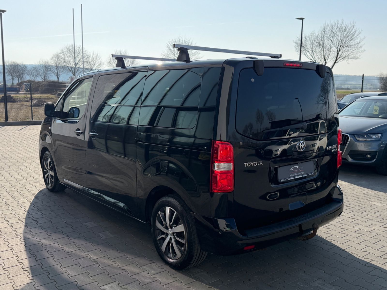 Proace Verso L1 Family 2.0 D-4D 8 Sitzer Navi