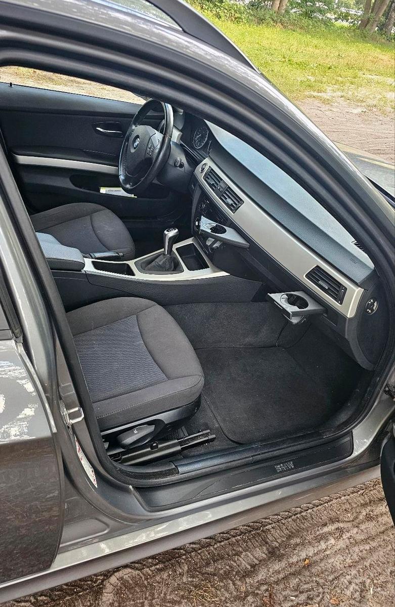 BMW 318 2009 — photo 11