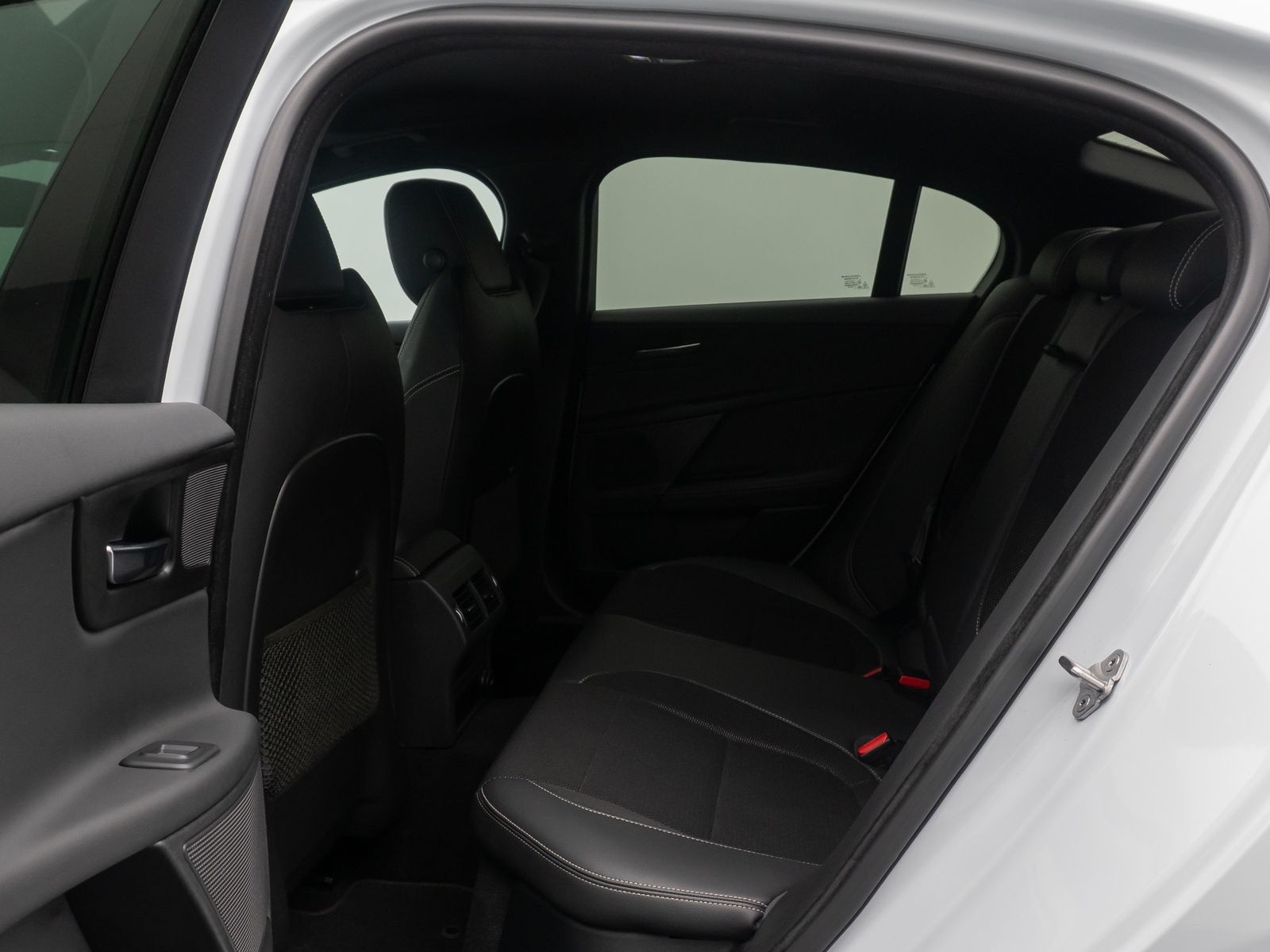 Fahrzeugabbildung Jaguar XE R-Sport FahrAssist Navi Sound Komfort 19Zoll