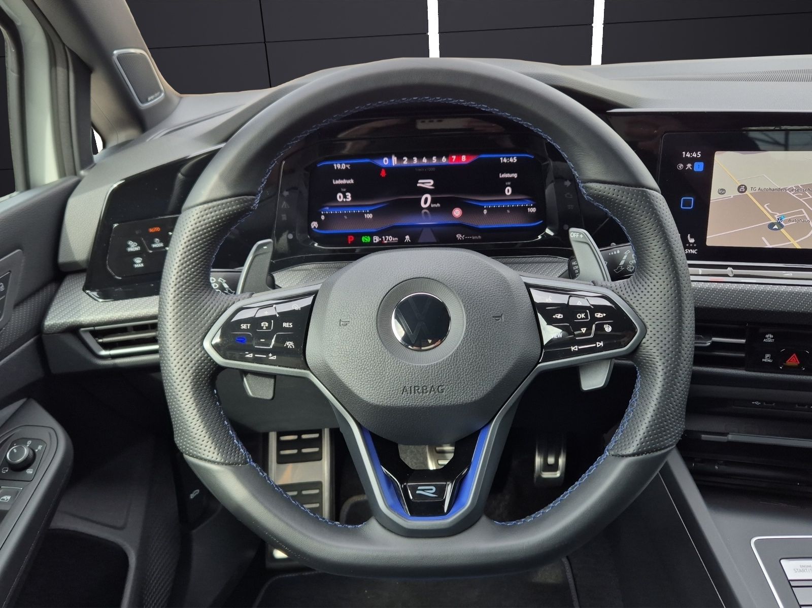 Fahrzeugabbildung Volkswagen Golf VIII R DSG 4M LEDplus Navi AID Pano Akra AC