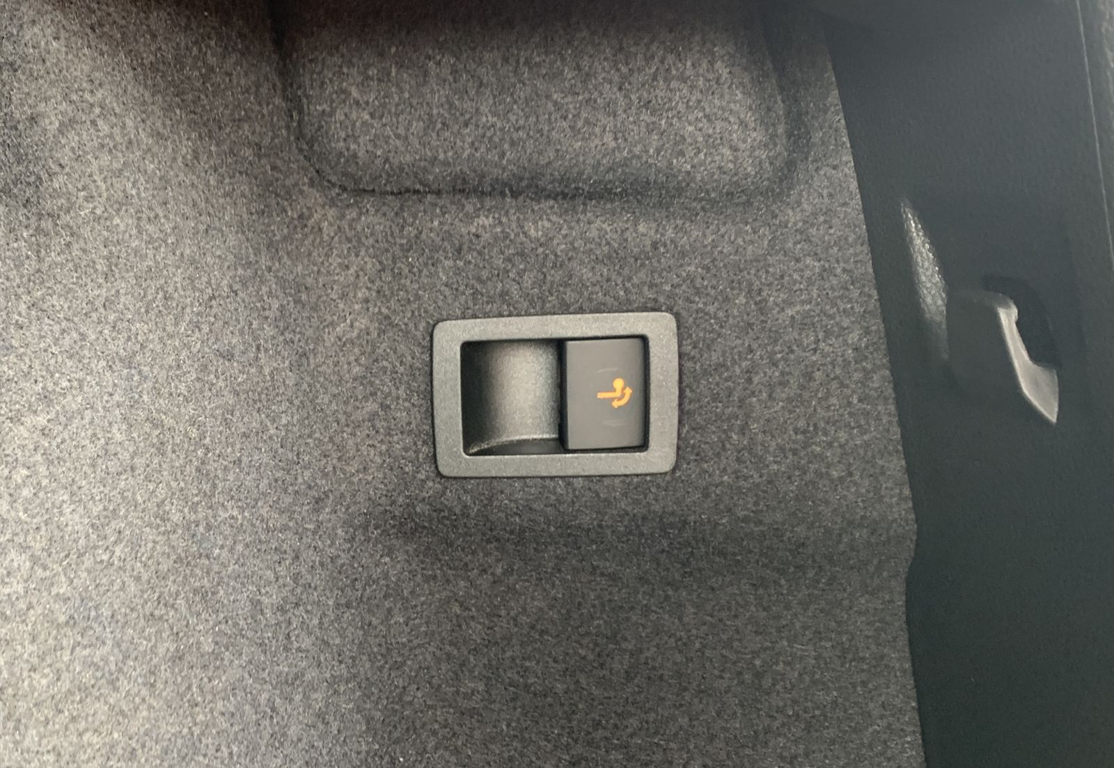 Fahrzeugabbildung SKODA Karoq 2.0 TDI*4x4*Alcantara*AHK*STHZ*CANTON*Cam*