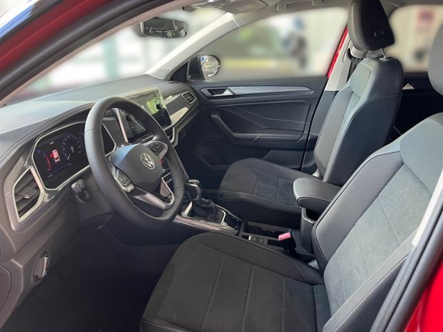 Fahrzeugabbildung Volkswagen T-Roc 1.5 TSI DSG STYLE GJR AHK NAVI IQ.DRIVE