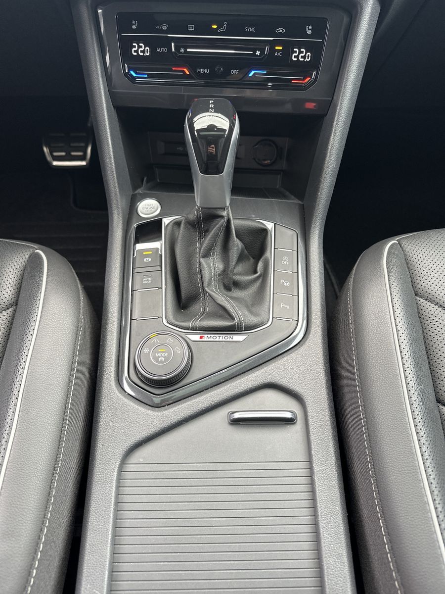 Fahrzeugabbildung Volkswagen Tiguan Allspace R-Line 4M NAV+IQLIGHT+PANORAMA