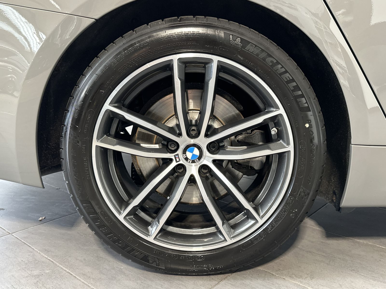 Fahrzeugabbildung BMW 520d Touring xDrive M-Sport NAV+LED+PANO+KAMERA