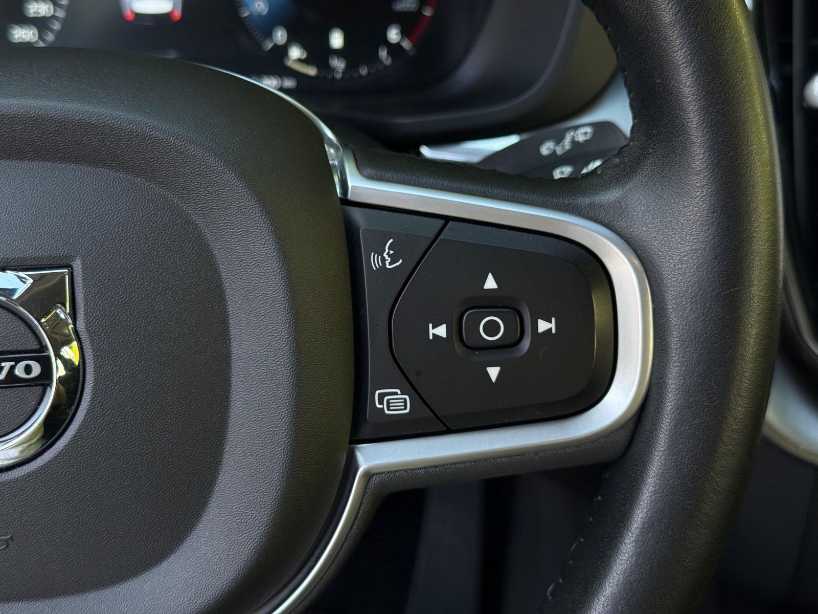 Fahrzeugabbildung Volvo XC60 Momentum Pro 2WD LED+NAVI+AHK+KAM+PARK+DAB+