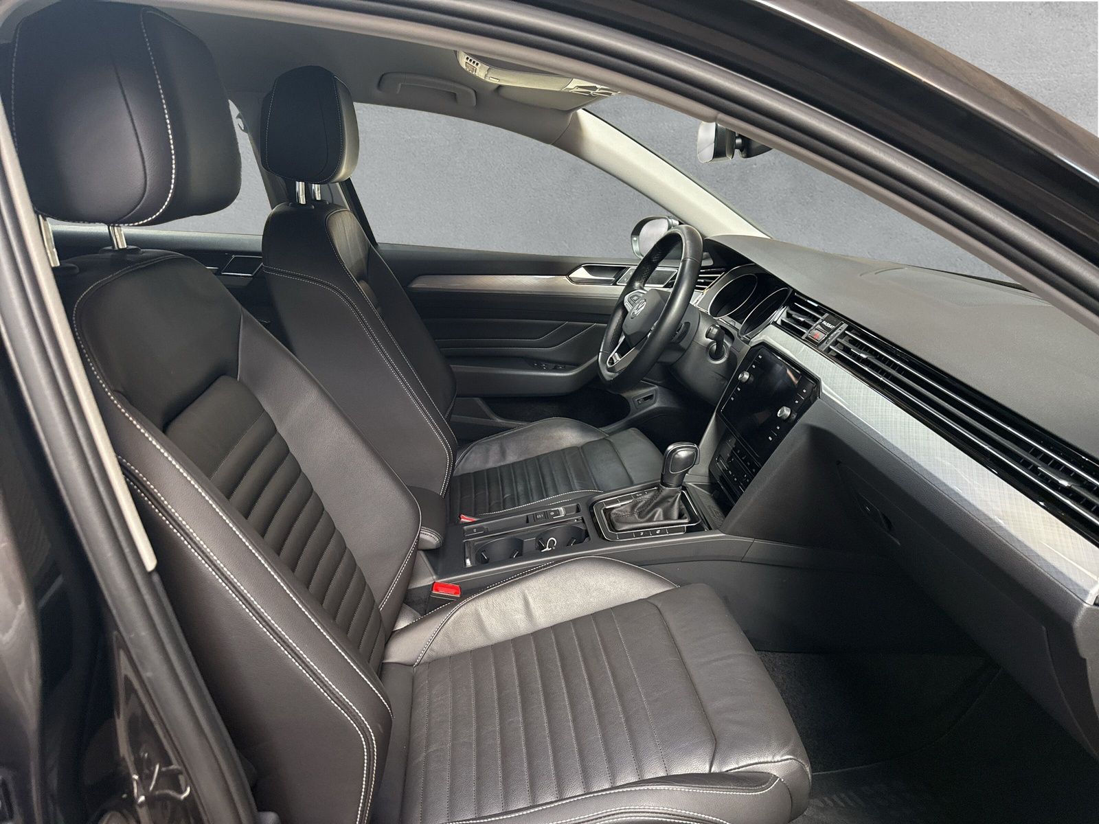 Fahrzeugabbildung Volkswagen Passat Variant 2.0 TDI Business AHK Kamera AppCo